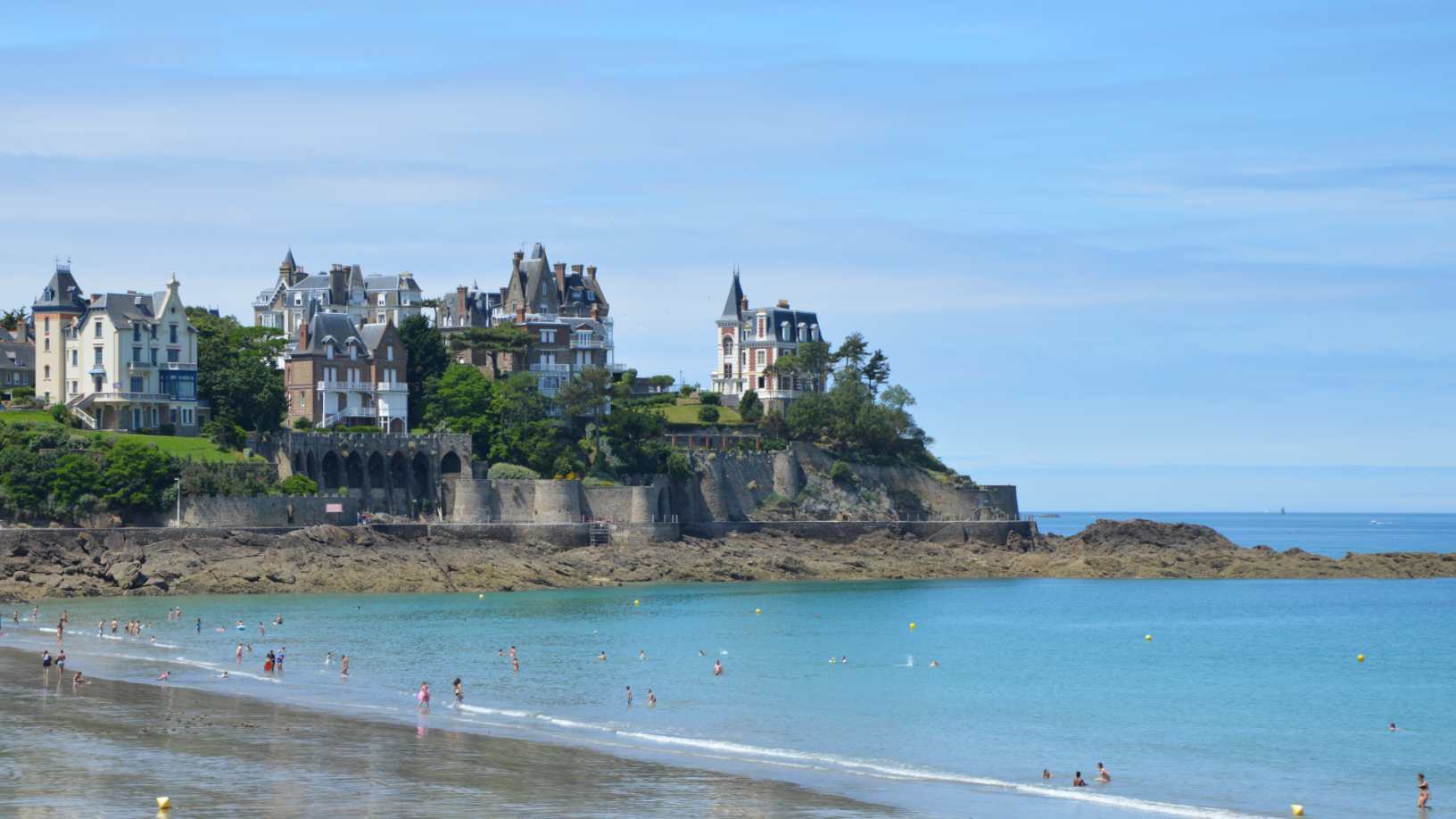 Villas de style balnéaire Belle Époque sur la falaise dominant la plage de sable à Dinard