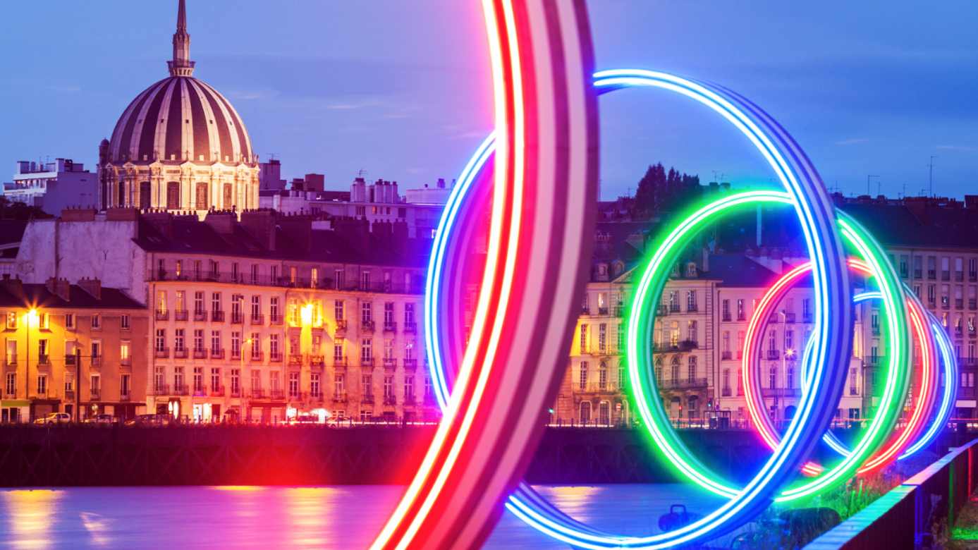 Vue nocturne des quais de Nantes avec le dôme de la chapelle de l'Oratoire et des anneaux lumineux LED colorés
