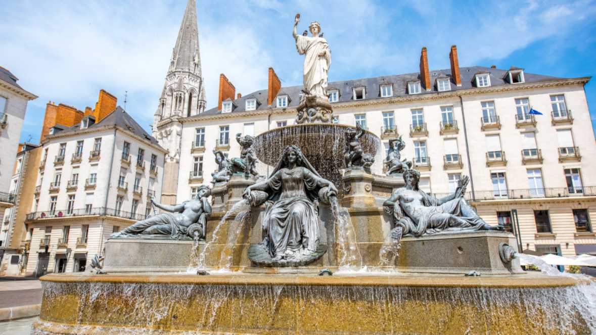 Fontaine monumentale de la Place Royale à Nantes avec bâtiments d'architecture classique en arrière-plan