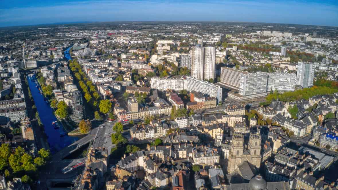 Vue aérienne du centre-ville de Rennes incluant le canal d'Ille-et-Rance et la cathédrale