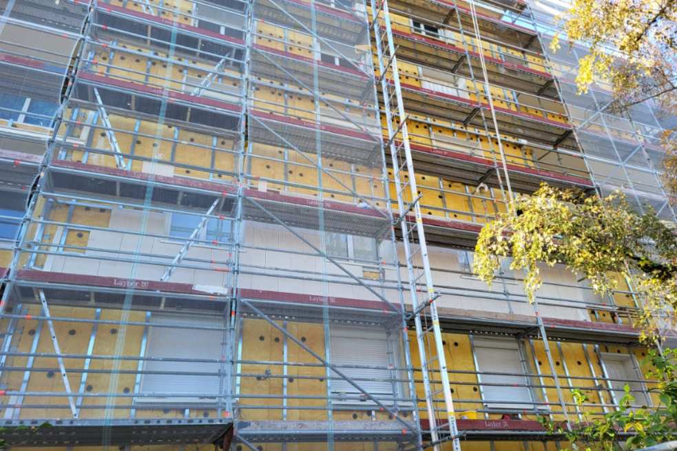 Echafaudage devant une facade d'immeuble en cours d'isolation thermique exterieure