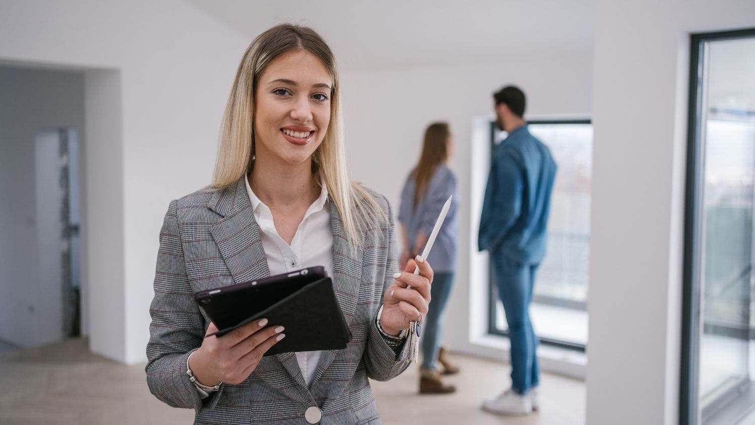 agent immobilier en visite de logement avec clients transaction nantes social client 16x9