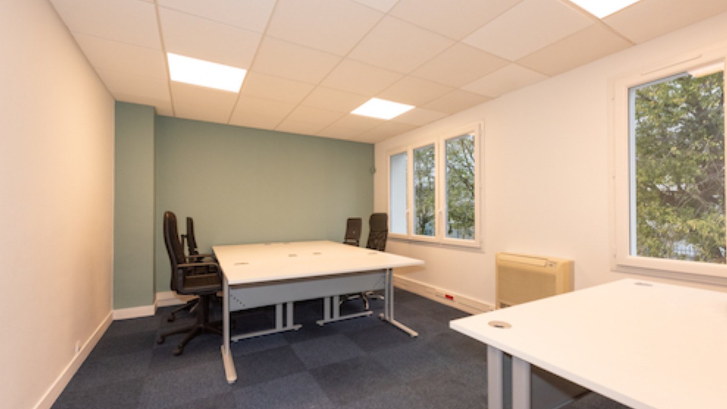 bureau professionnel lumineux avec mobilier fonctionnel bureaux nantes energie patrimoine 16x9