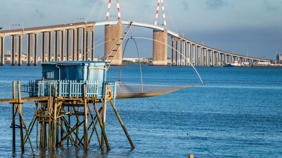 carrelet de peche traditionnel vue sur le pont de saint nazaire transaction saint nazaire 16x9