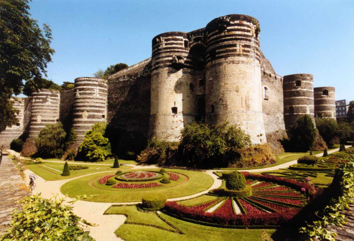 Vue extérieure du château d'Angers avec ses remparts en schiste et calcaire et ses jardins fleuris au premier plan
