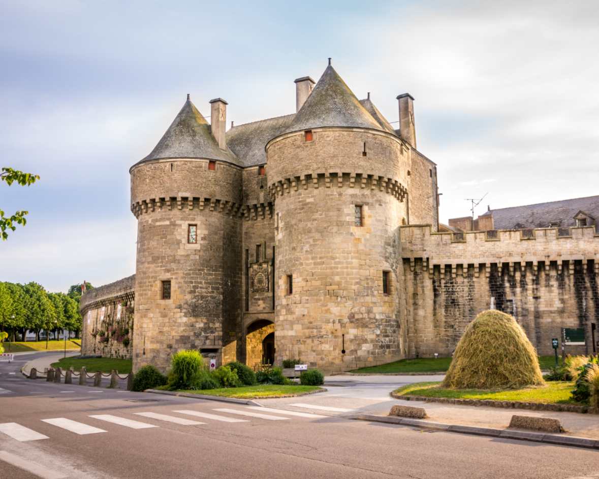 chateau medieval historique en pierre avec tours de defense transaction bretagne renovatio 5x4