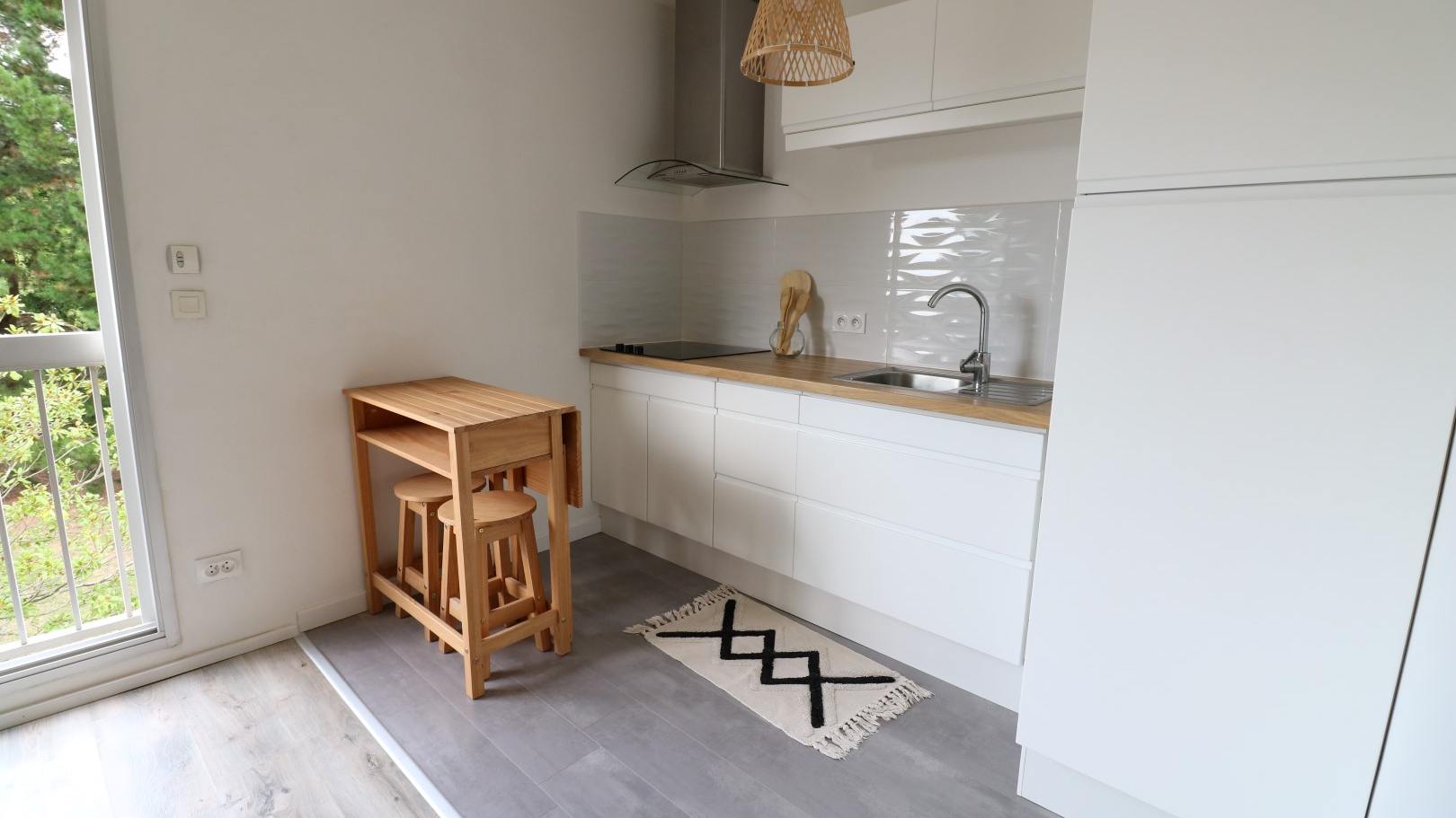 cuisine equipee moderne ouverte avec ilot table en bois location nantes renovation apparte 16x9