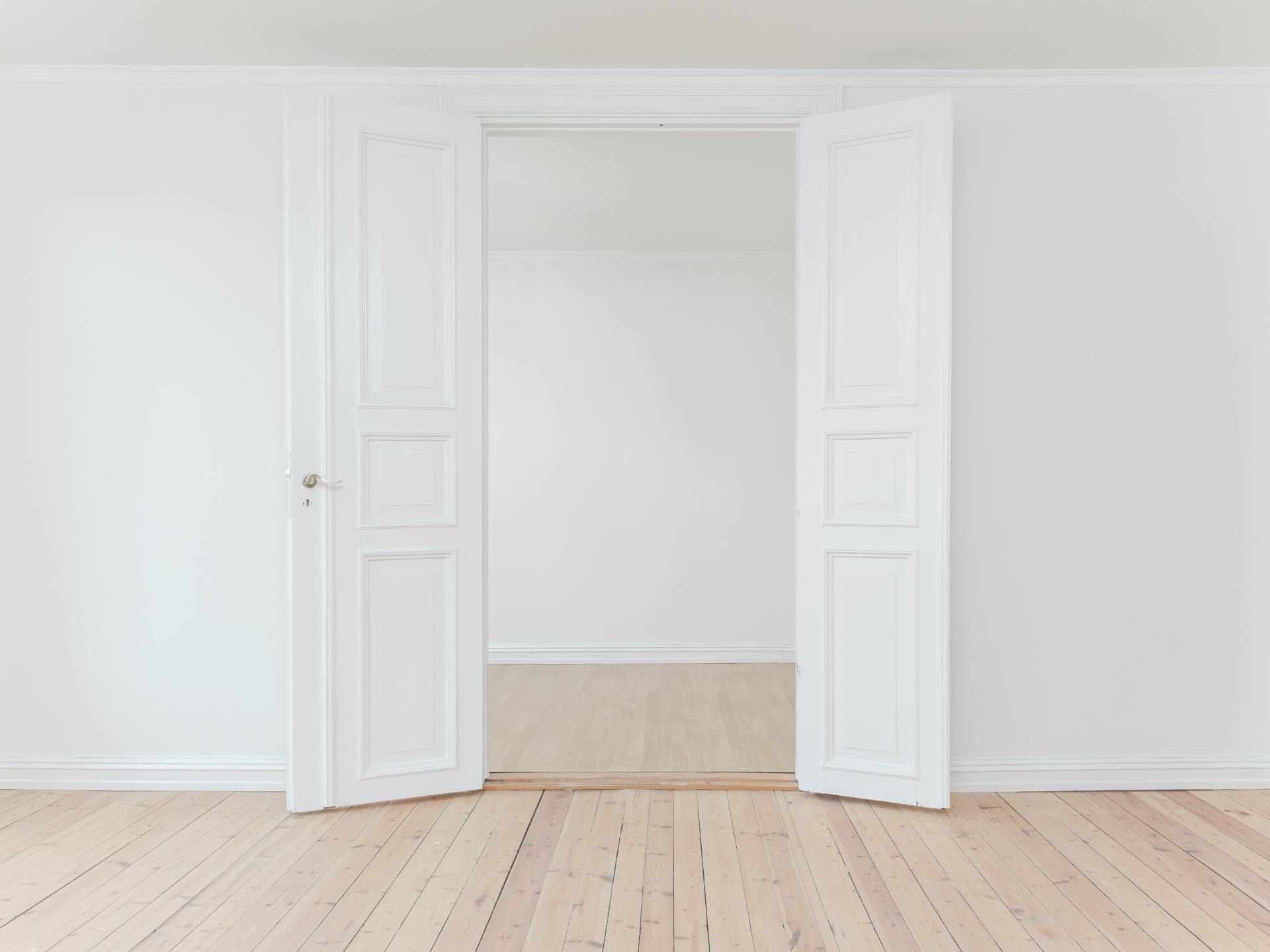 double porte battante blanche dans appartement lumineux transaction nantes renovation appa 4x3