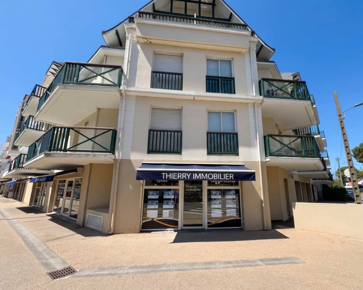 facade agence immobiliere avec balcons et logements en etage transaction saint nazaire ene 5x4