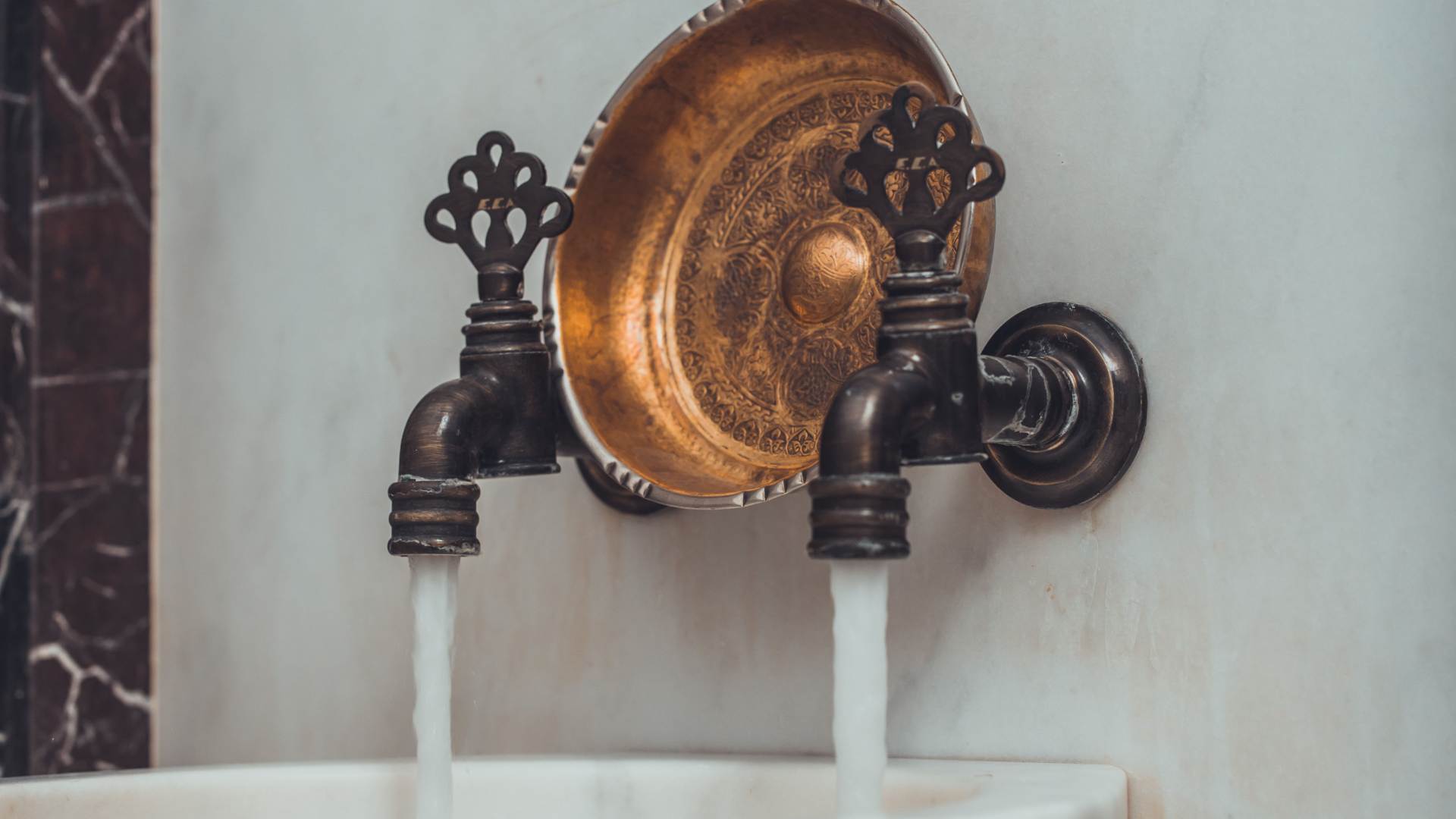 fontaine murale decorative en marbre blanc style traditionnel vente nantes sobriete patrim 16x9