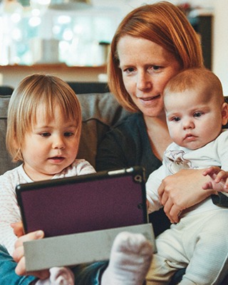 mere et enfants utilisant une tablette dans un salon confortable vente nantes social famil 4x5