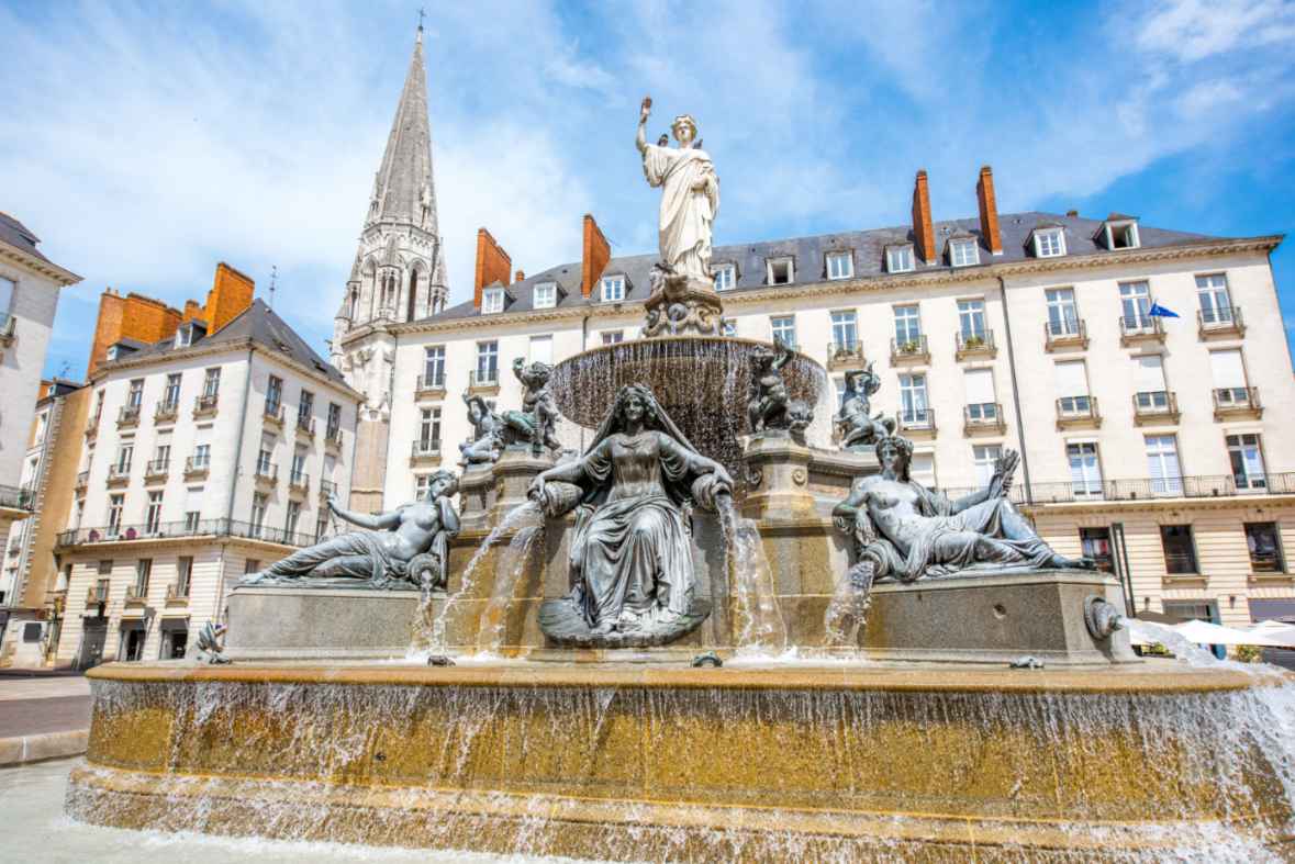 Fontaine de la Place Royale à Nantes avec bâtiments anciens en arrière-plan