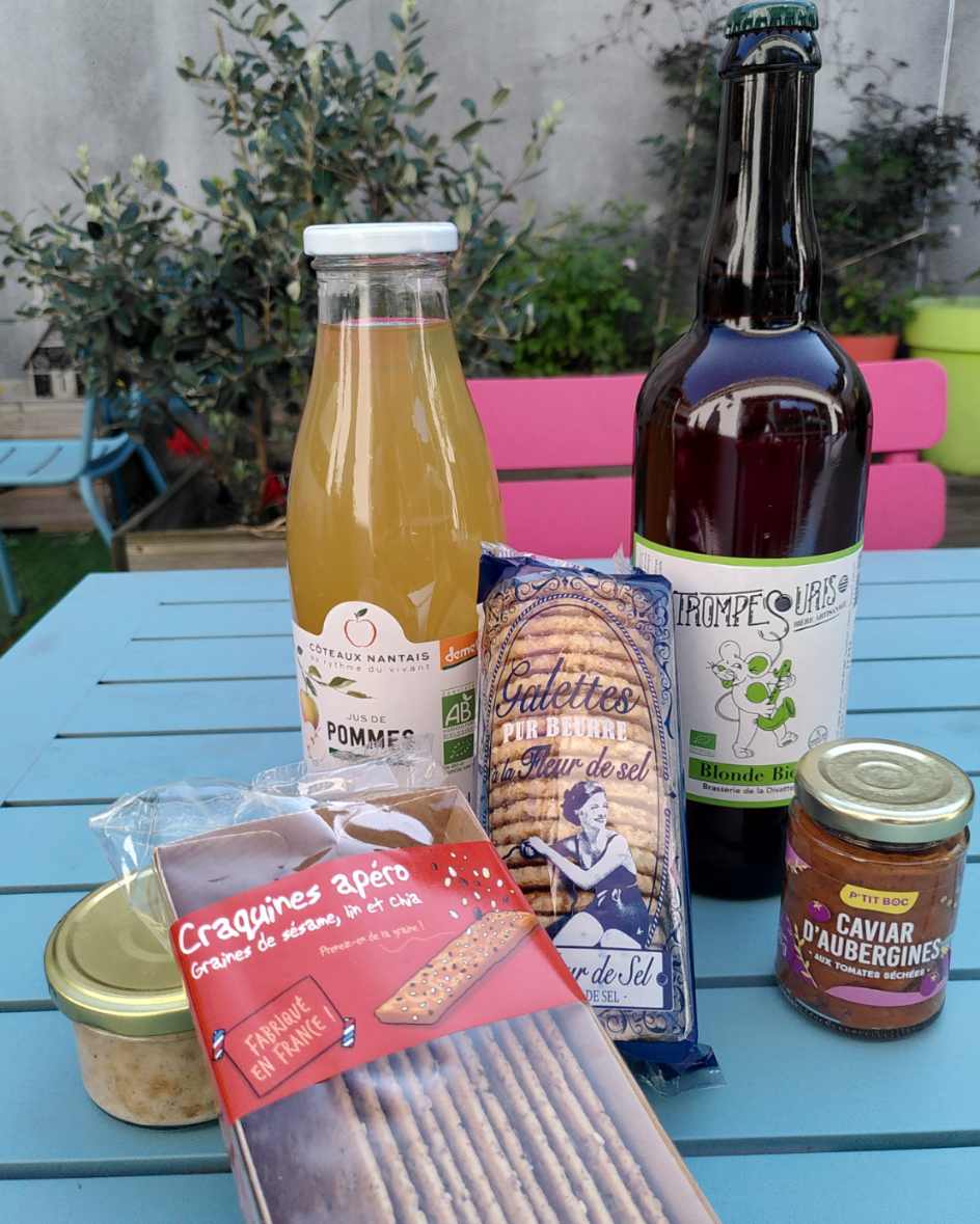 produits locaux sur table de jardin en exterieur gestion nantes ecologie bien etre 4x5