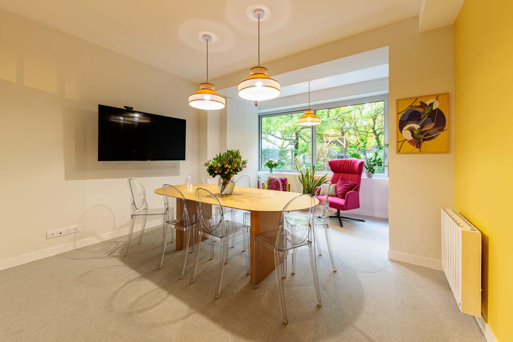 salle a manger lumineuse avec table ovale et chaises transparentes vente nantes renovation original