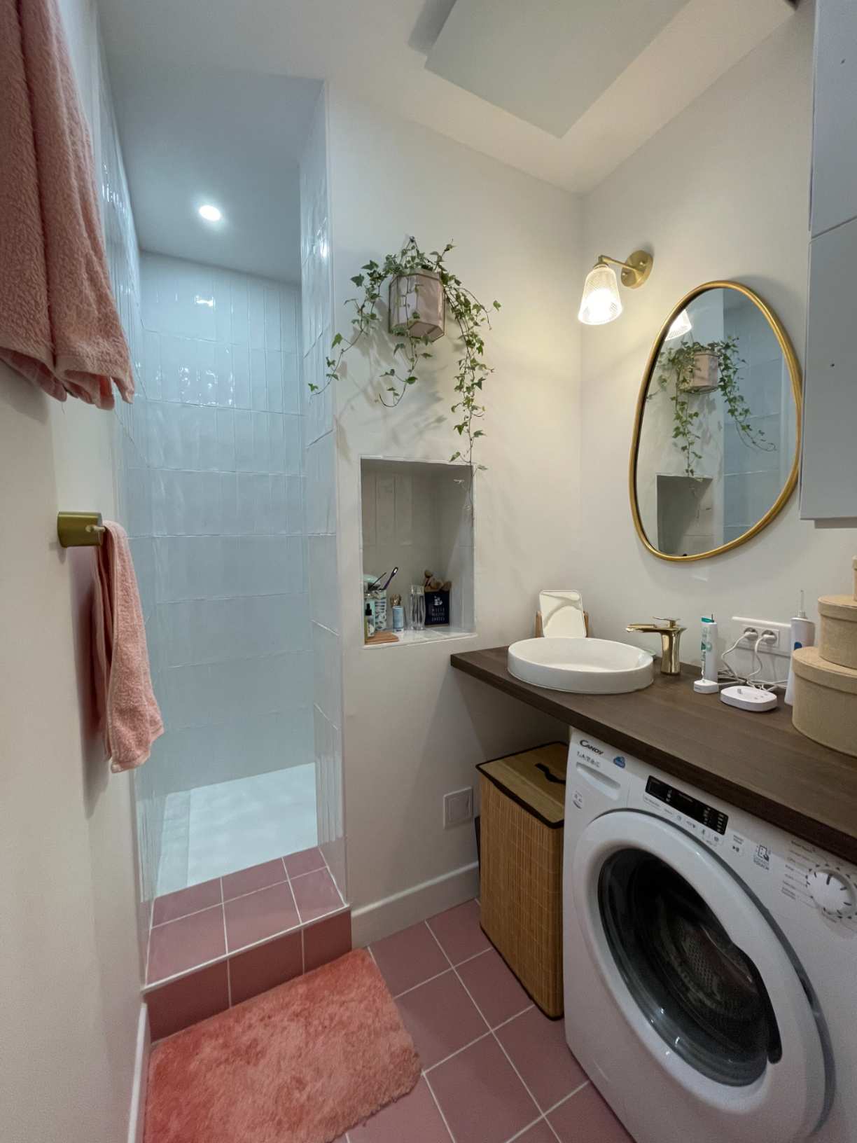Salle d'eau contemporaine avec carrelage rose, douche, vasque posée et emplacement machine à laver