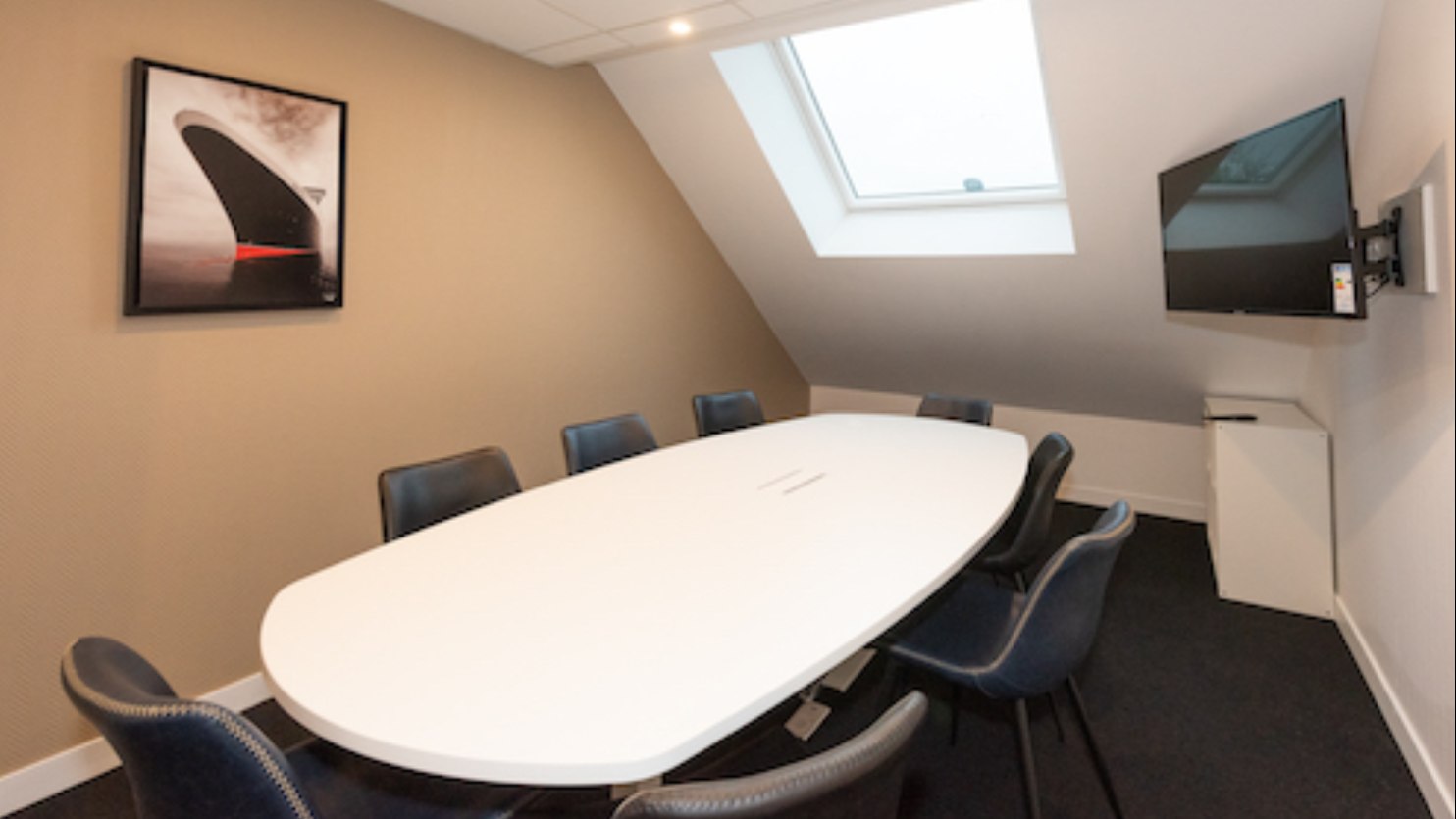 salle de reunion sous combles avec fenetre de toit bureaux saint nazaire sobriete patrimoi 16x9