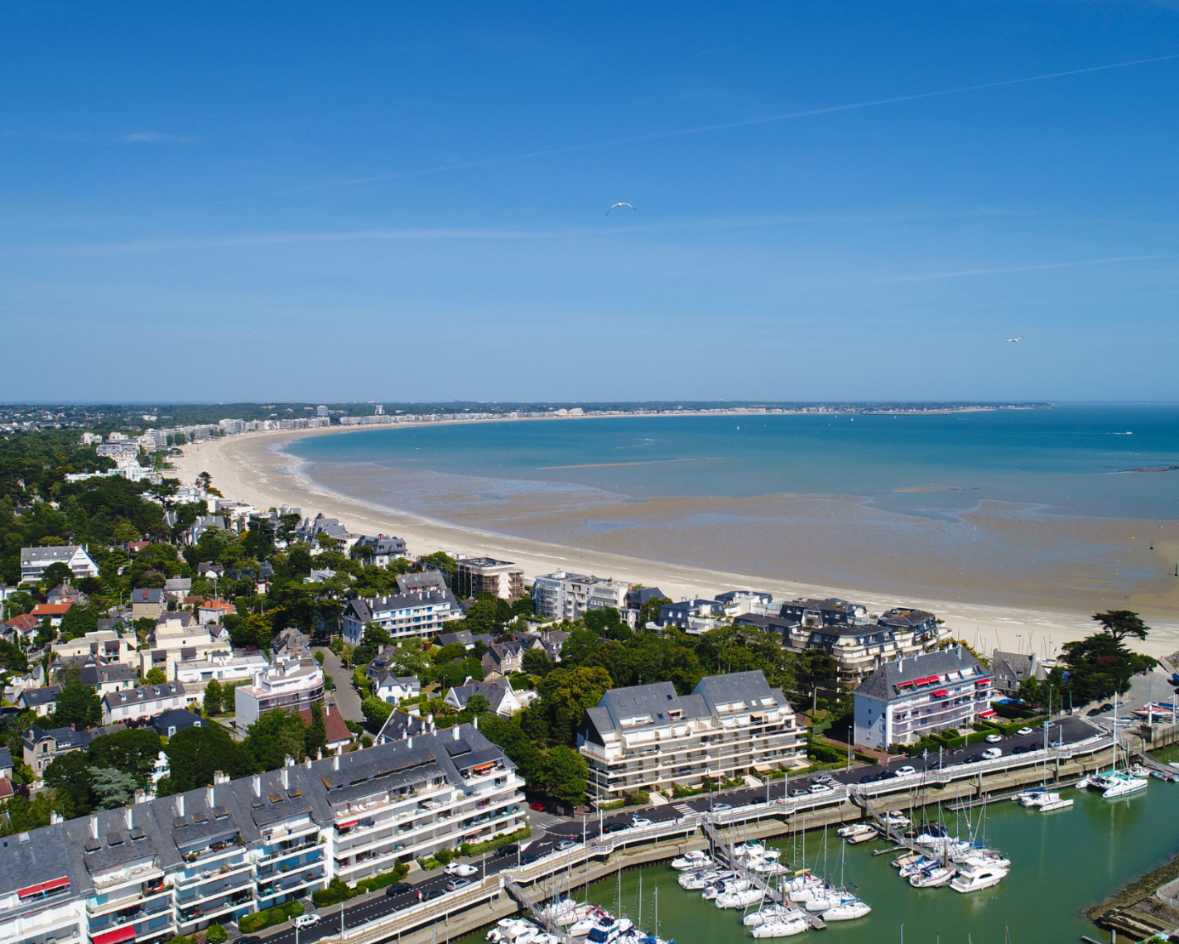 vue aerienne baie de la baule et port de plaisance transaction presqu ile climat patrimoin 5x4