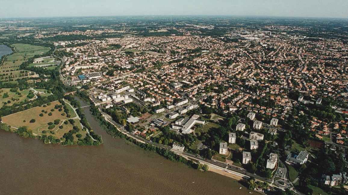 vue aerienne de la ville de saint-sébastien-sur-loire en bord de loire transaction reze environnement quartier 16x9