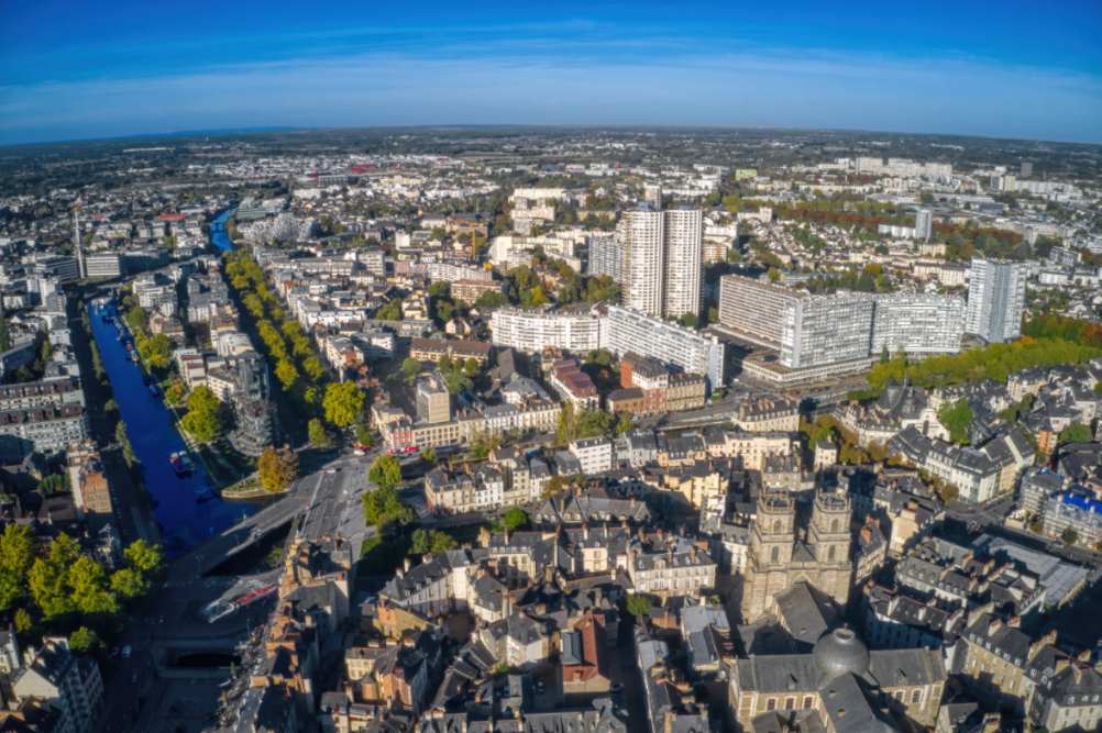 Vue aérienne en plongée du centre-ville de Rennes incluant le canal Saint-Martin et les monuments historiques