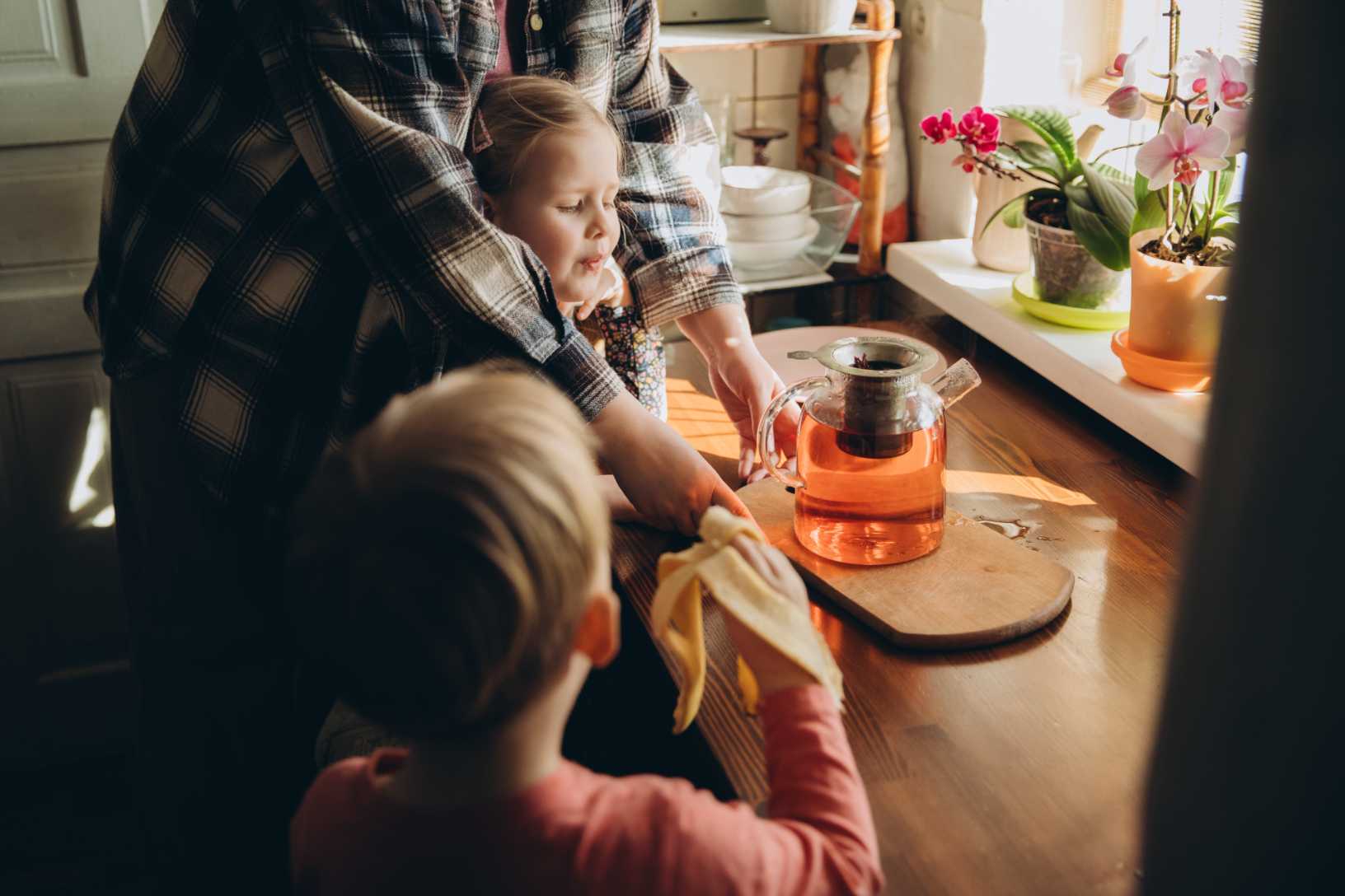 cuisine lumineuse en bois avec enfants autour d une table transaction nantes social famill original