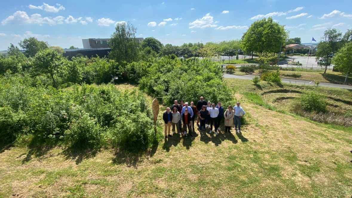 groupe de collaborateurs sur un terrain amenage avec espaces verts gestion loire atlantiqu original
