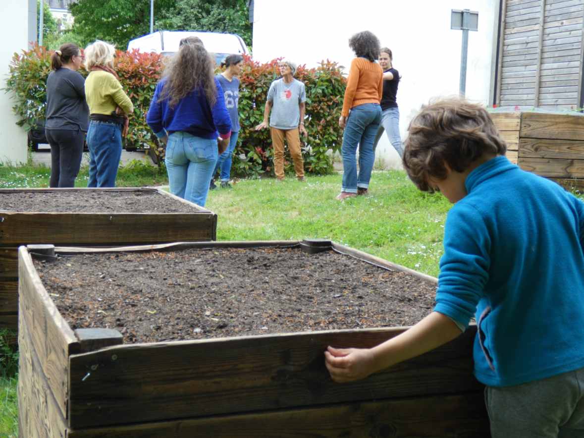 jardin partage avec bacs de culture en bois dans copropriete copropriete nantes potagers r original