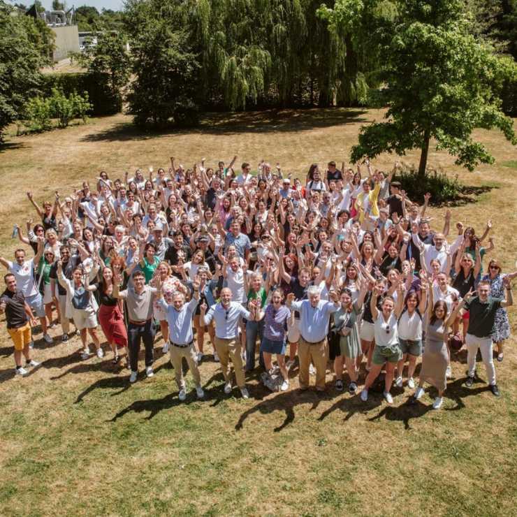photo de groupe des equipes immobilieres dans un parc boise gestion nantes social equipe 1x1