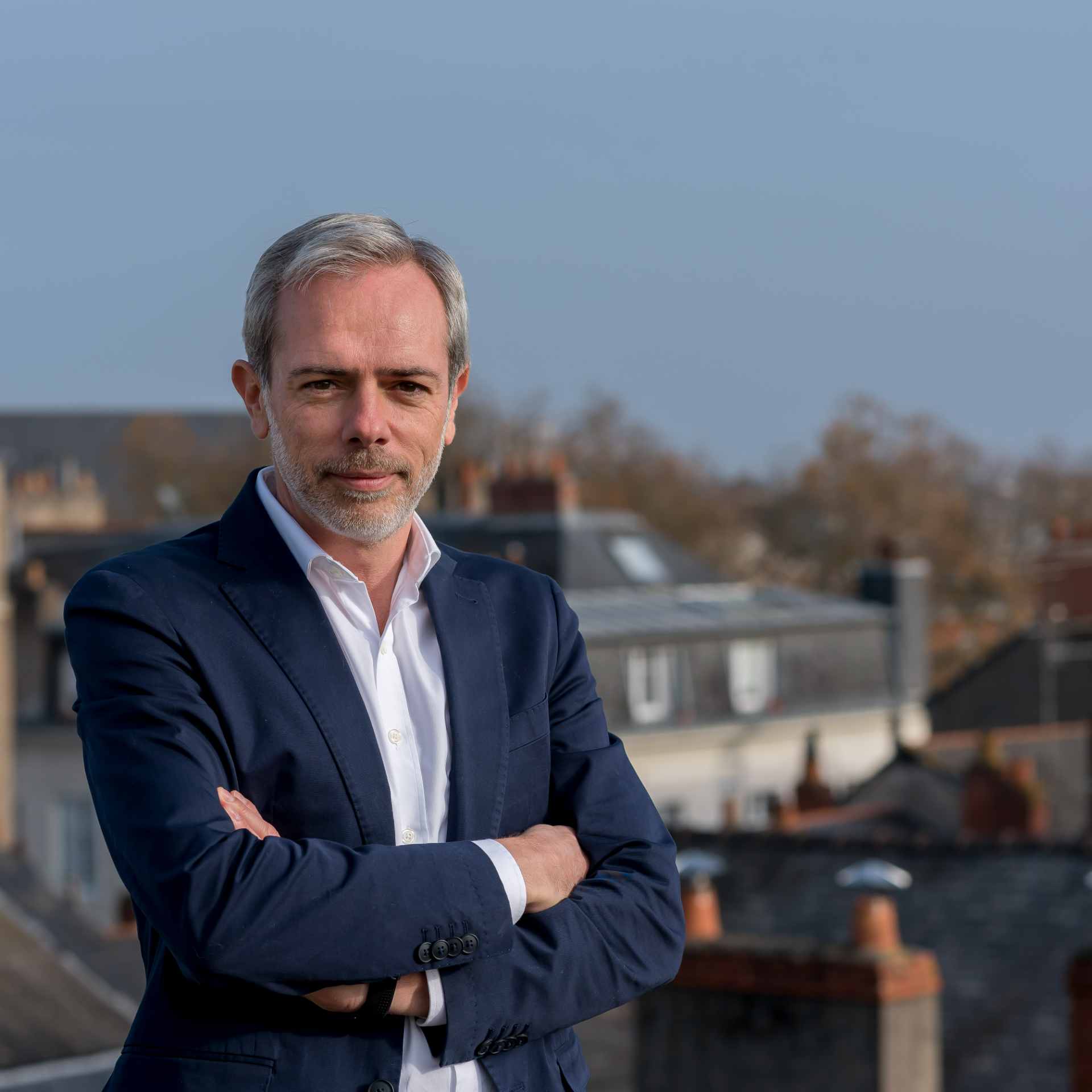 portrait agent immobilier nantes avec vue sur les toits transaction nantes rse patrimoine 1x1