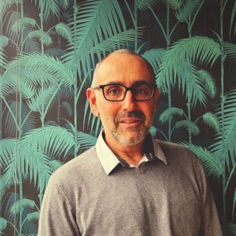 portrait conseiller immobilier devant papier peint vegetal conseil nantes social collabora original