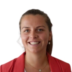 portrait conseillere immobiliere en veste rouge sur fond blanc transaction nantes social c original