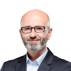 portrait professionnel agent immobilier en costume transaction nantes social confiance original