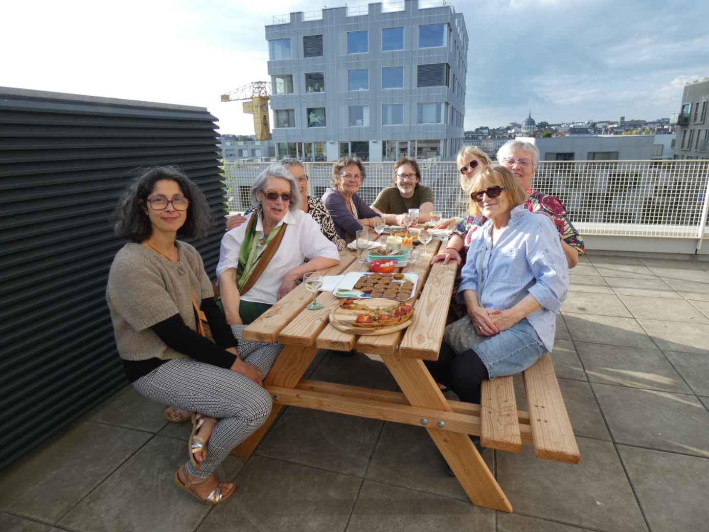 residents sur terrasse commune amenagee immeuble contemporain copropriete nantes social re original