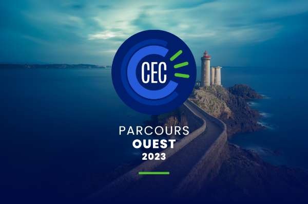Logo CEC Parcours Ouest 2023 devant un phare au crépuscule.